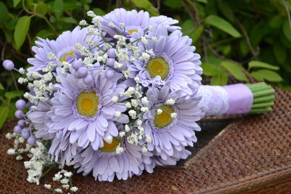 Свадебный букет из фиолетовых ромашек