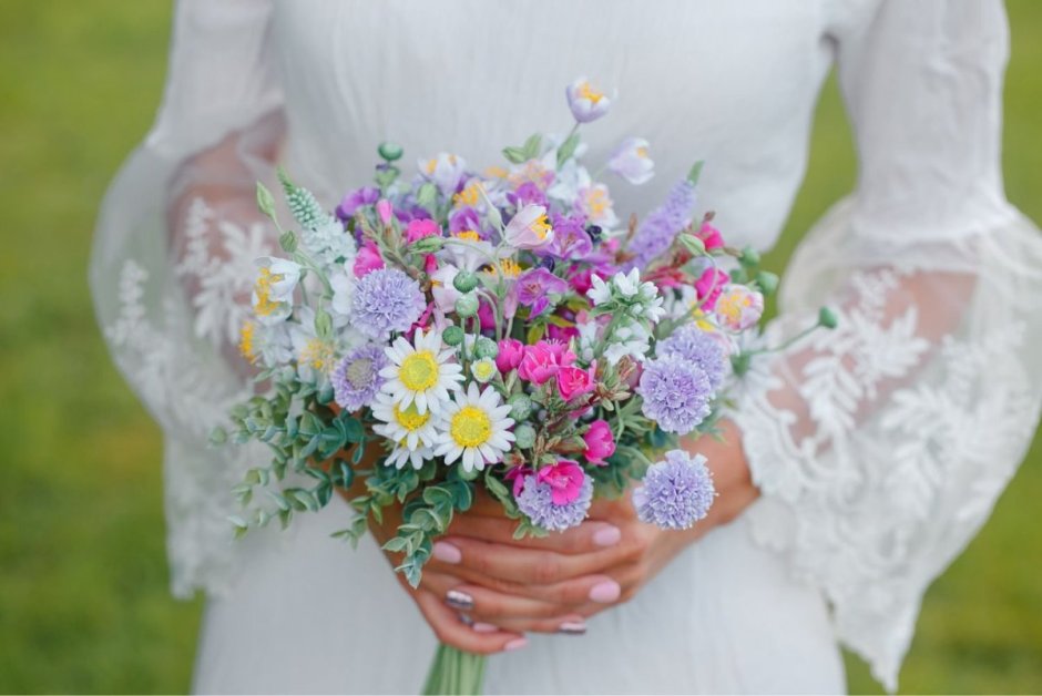 Букет невесты из полевых цвето