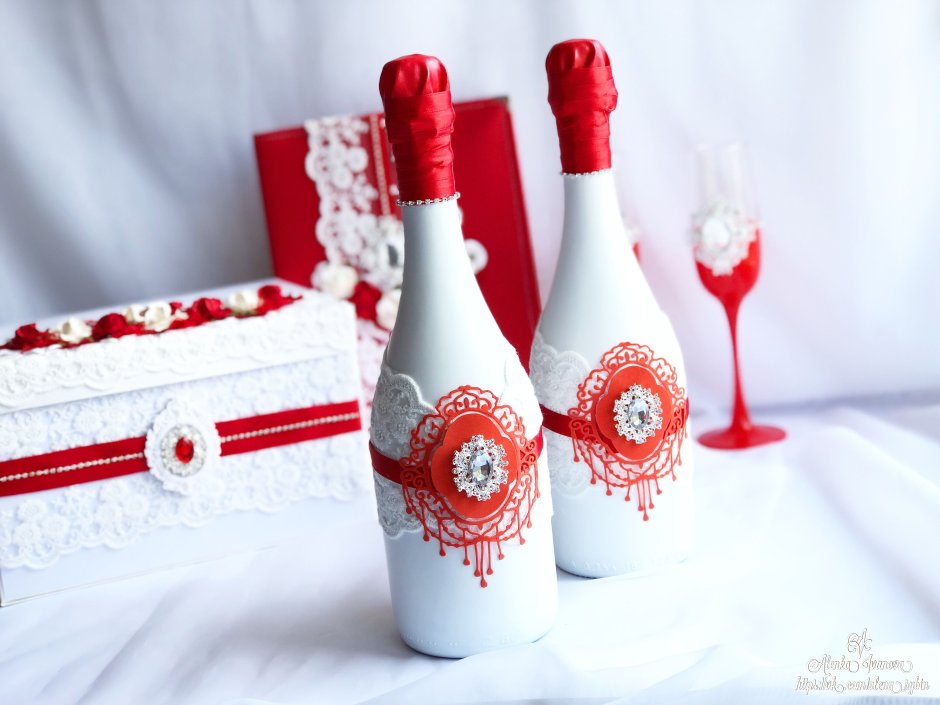 Бутылки на свадьбу в Красном цвете