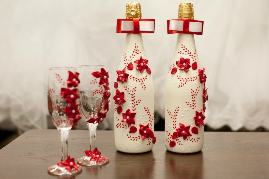 Свадебные бокалы и бутылки красно белые