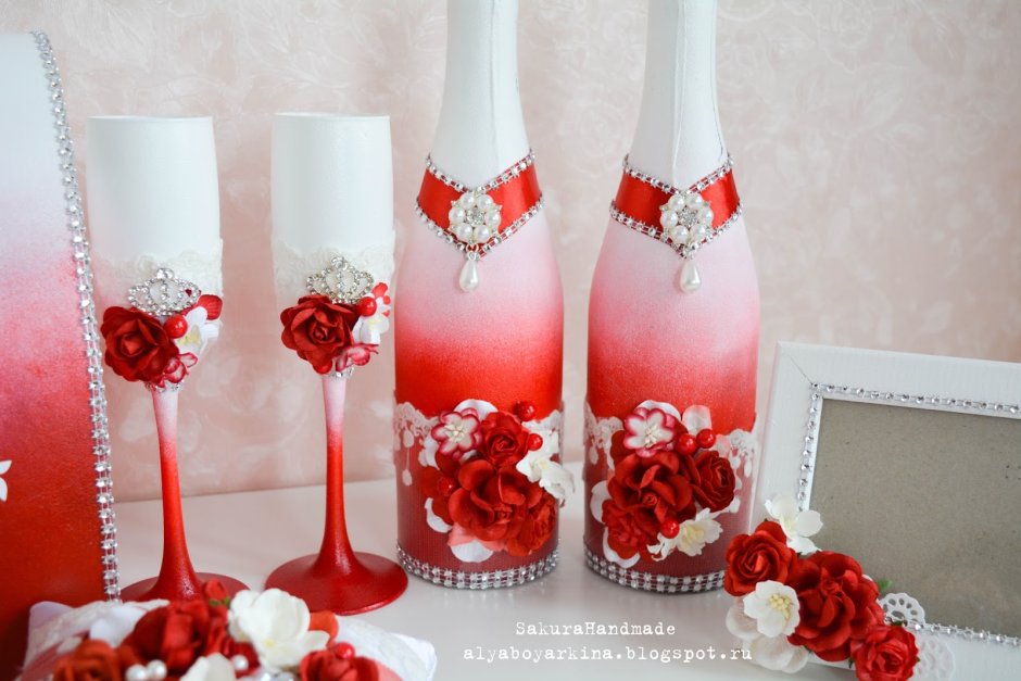 Декорирования шампанского и бокалов на свадьбу в красно белом цвете