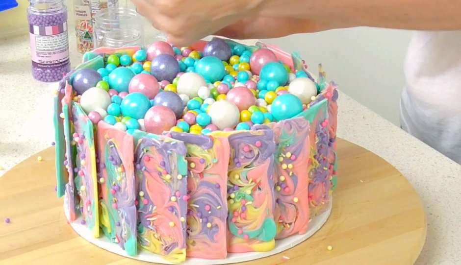 Украсить торт разноцветными шариками