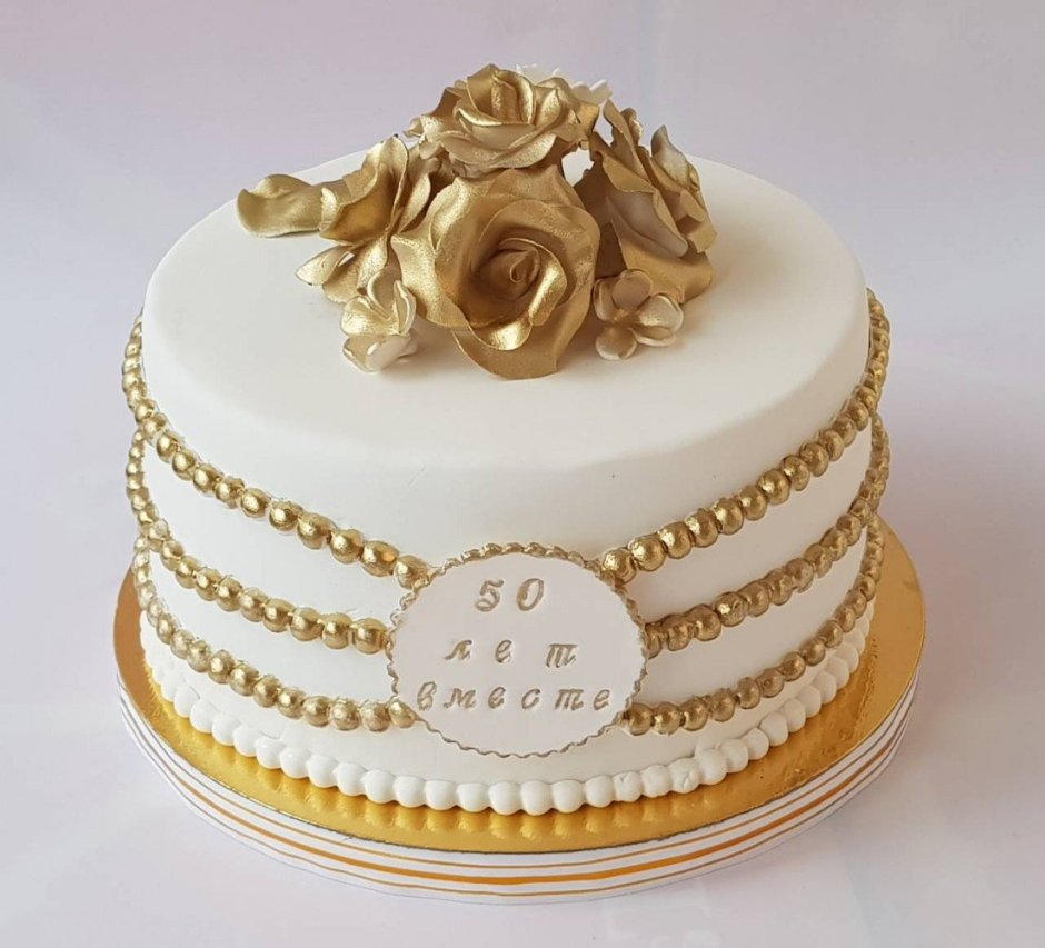 Свадебный торт белый с золотом и цветами