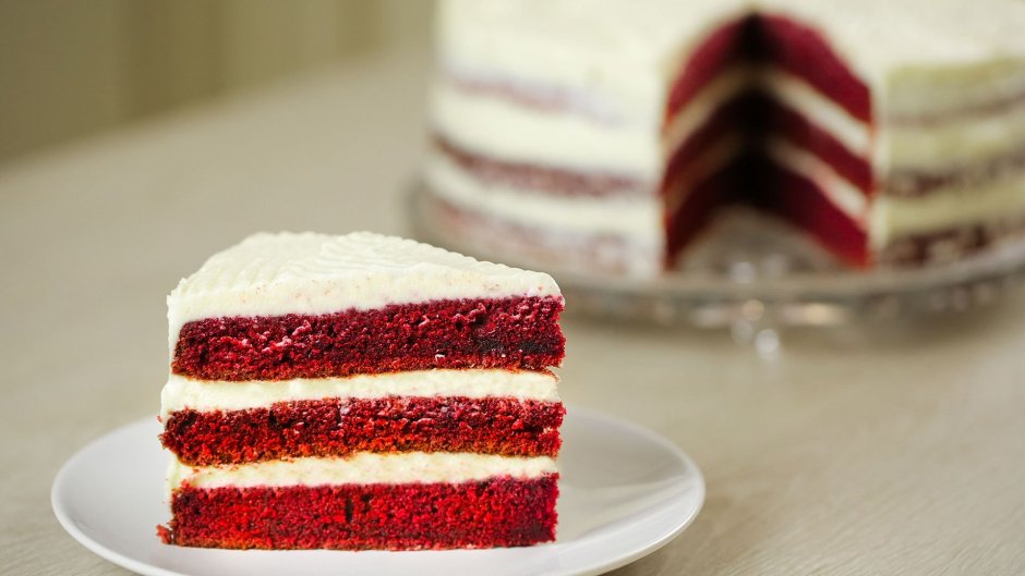 Украшение торта красный бархат с вишней