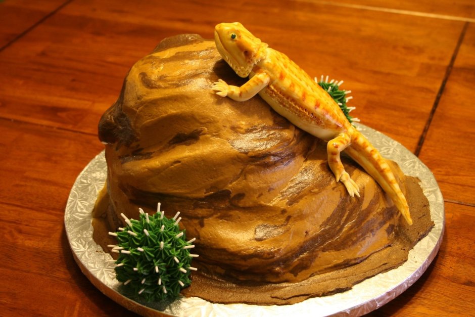 Торт в виде ящерицы