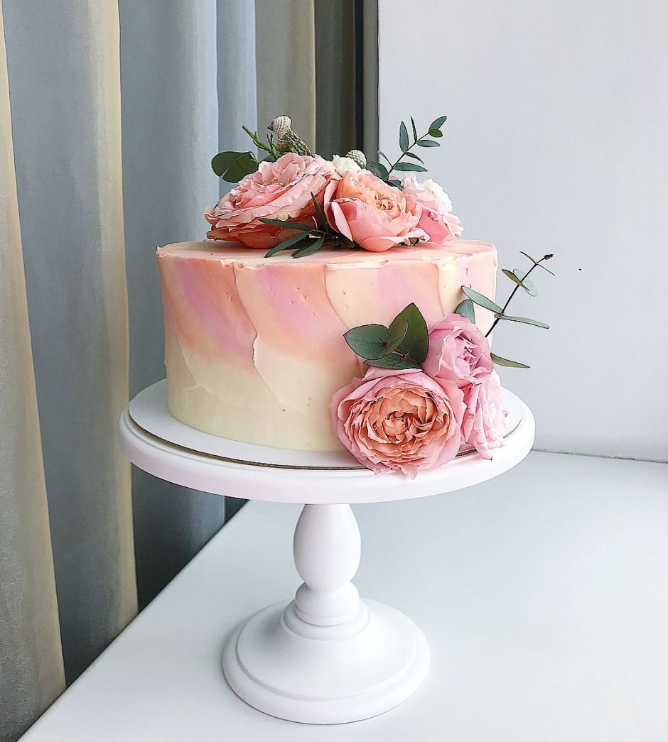 Торт с персиковыми и розовыми цветами