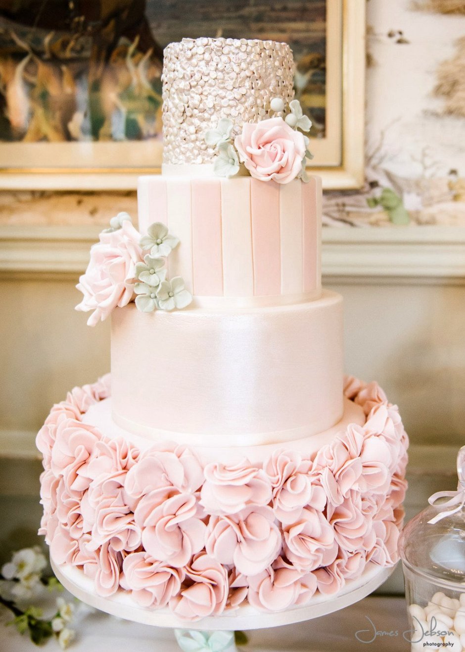 Пудровый свадебный торт
