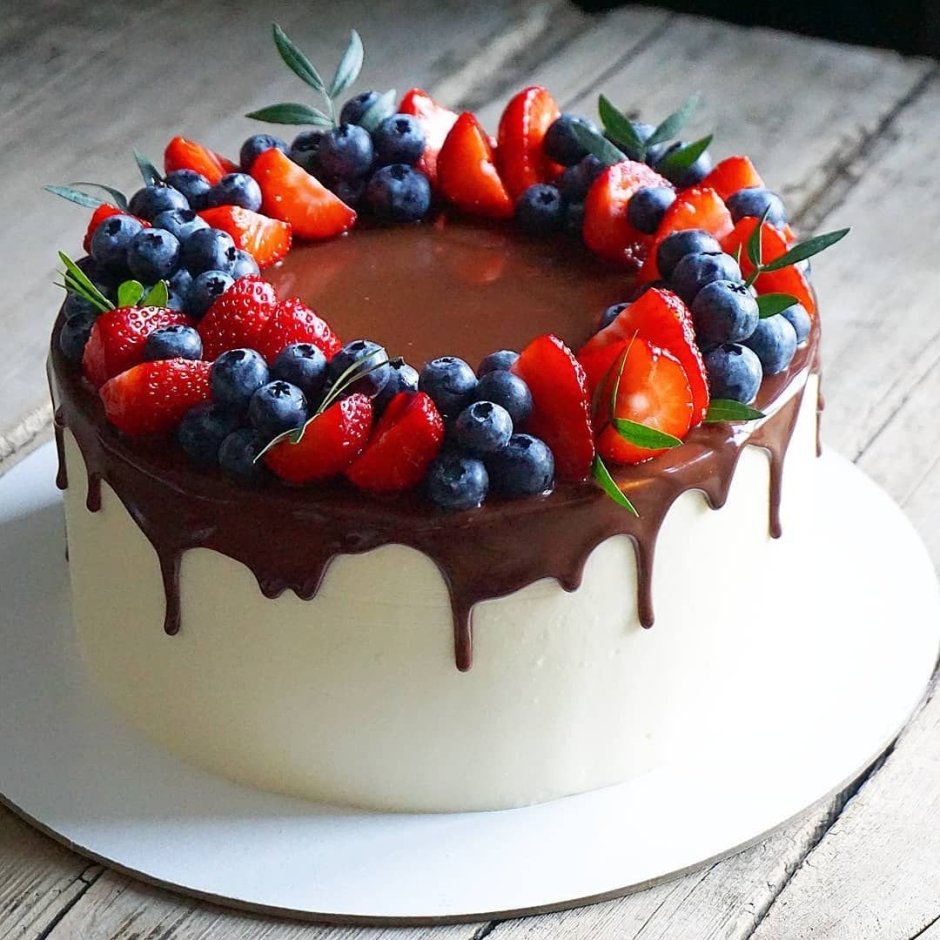 Украшение торта Орео и ягодами