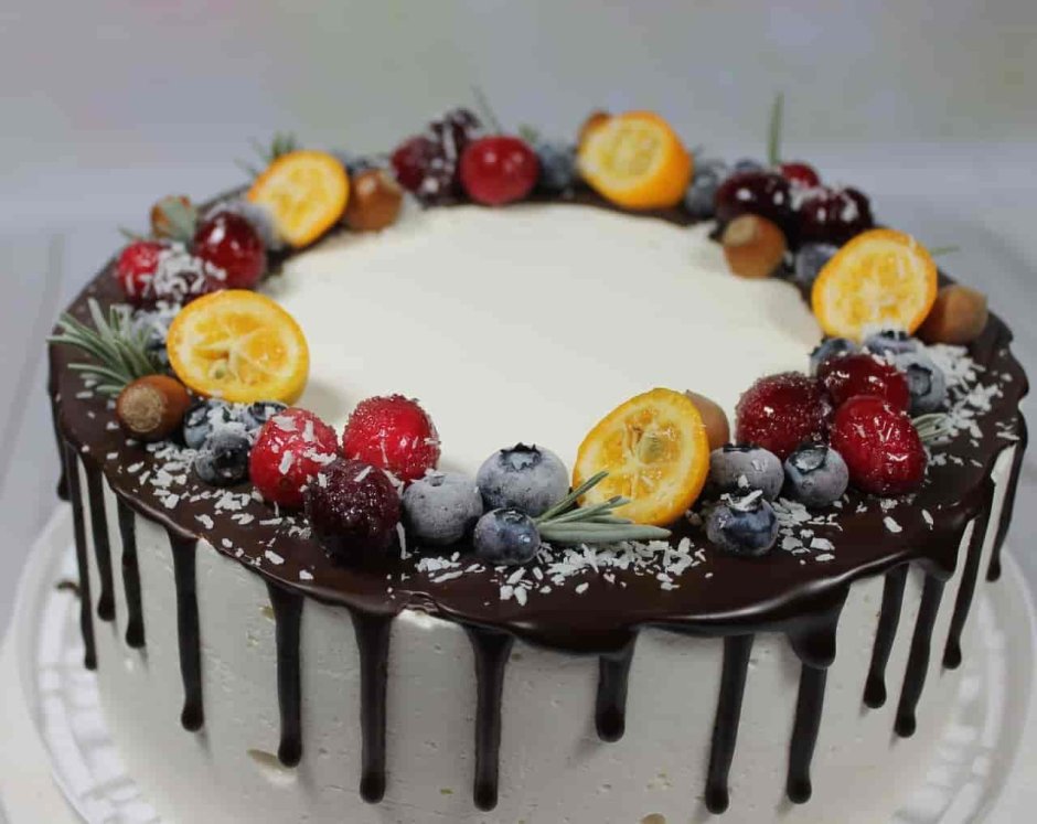 Украшение торта фруктами и шоколадом
