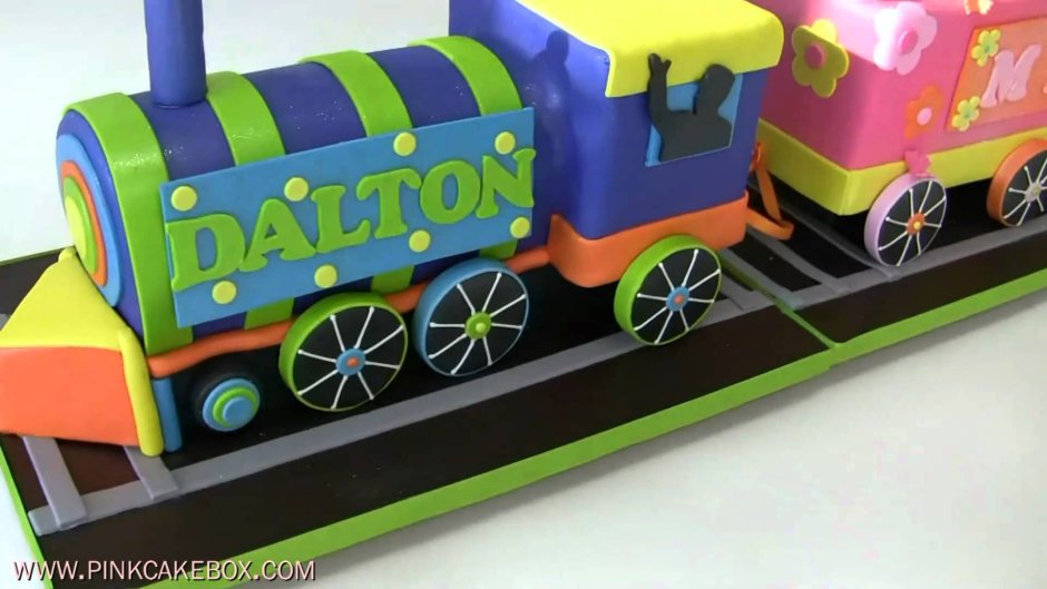 Торт поезд с шарами