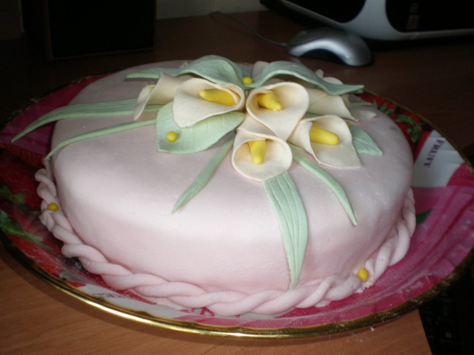 Необычное украшение торта мастикой