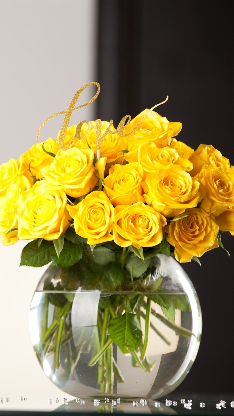 С днем рождения женщине желтые розы
