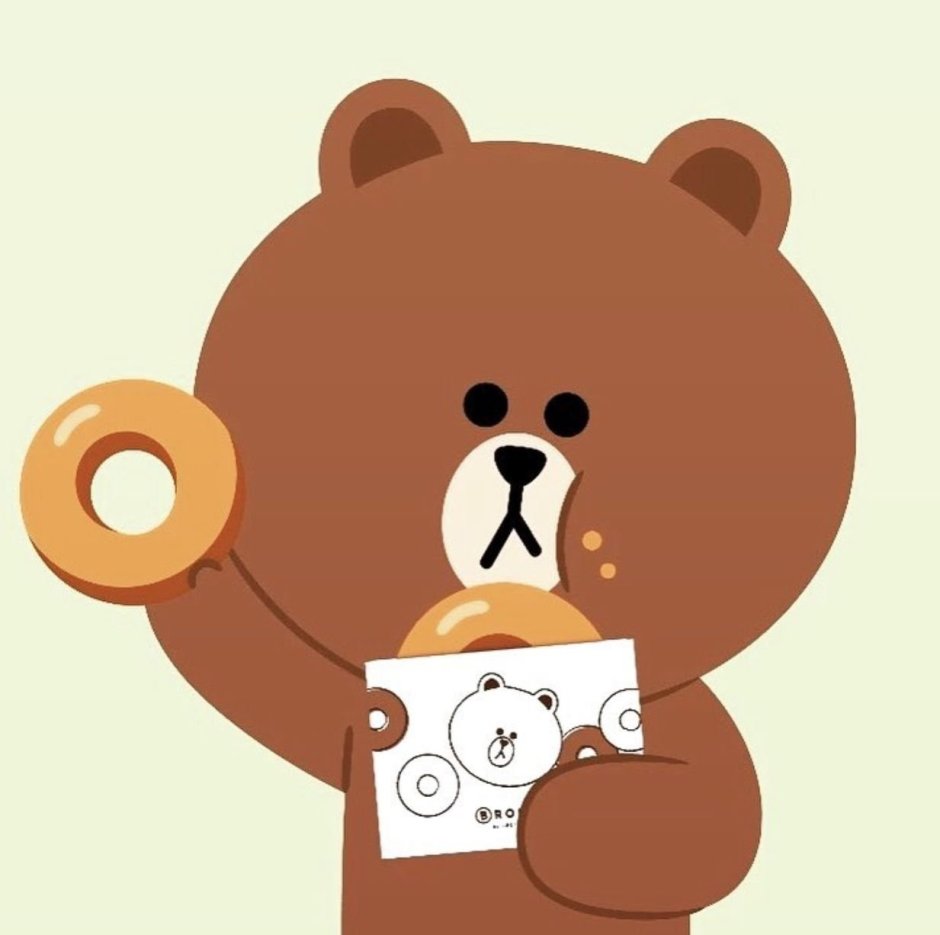 Бурый медведь ест мед