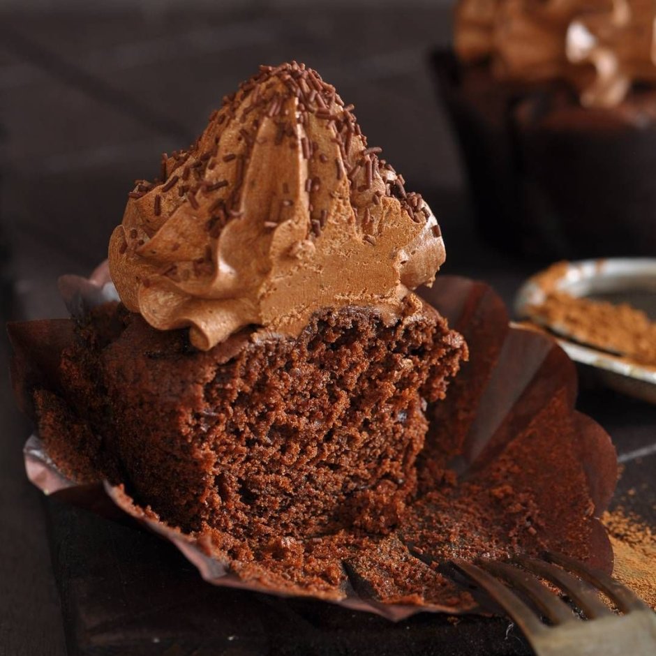 Шоколадный торт с орехами