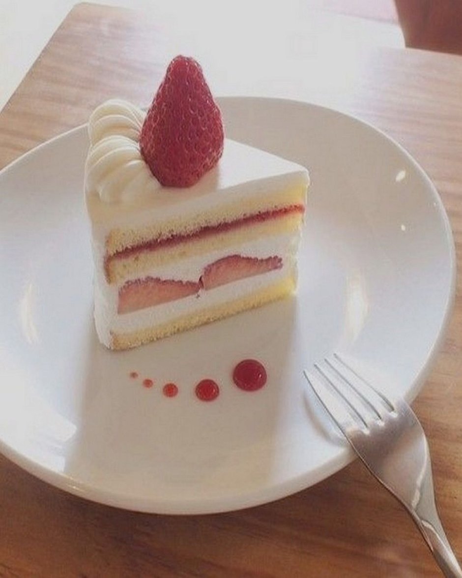 Кусок торта розовый