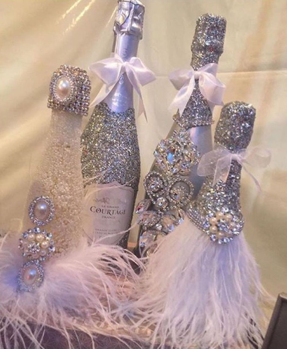 Декорированные бутылки шампанского