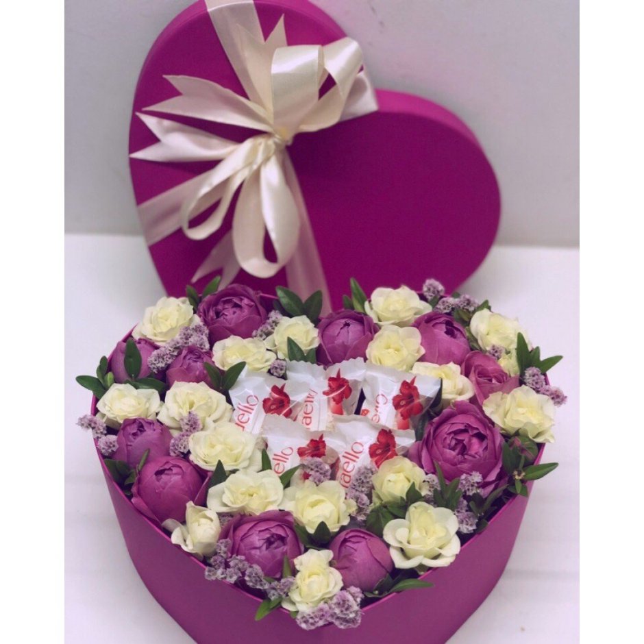 Цветы с конфетами в коробке