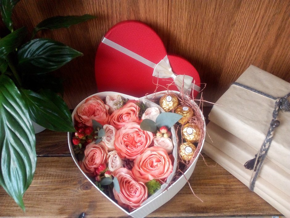 Подарочные коробки с цветами и конфетами