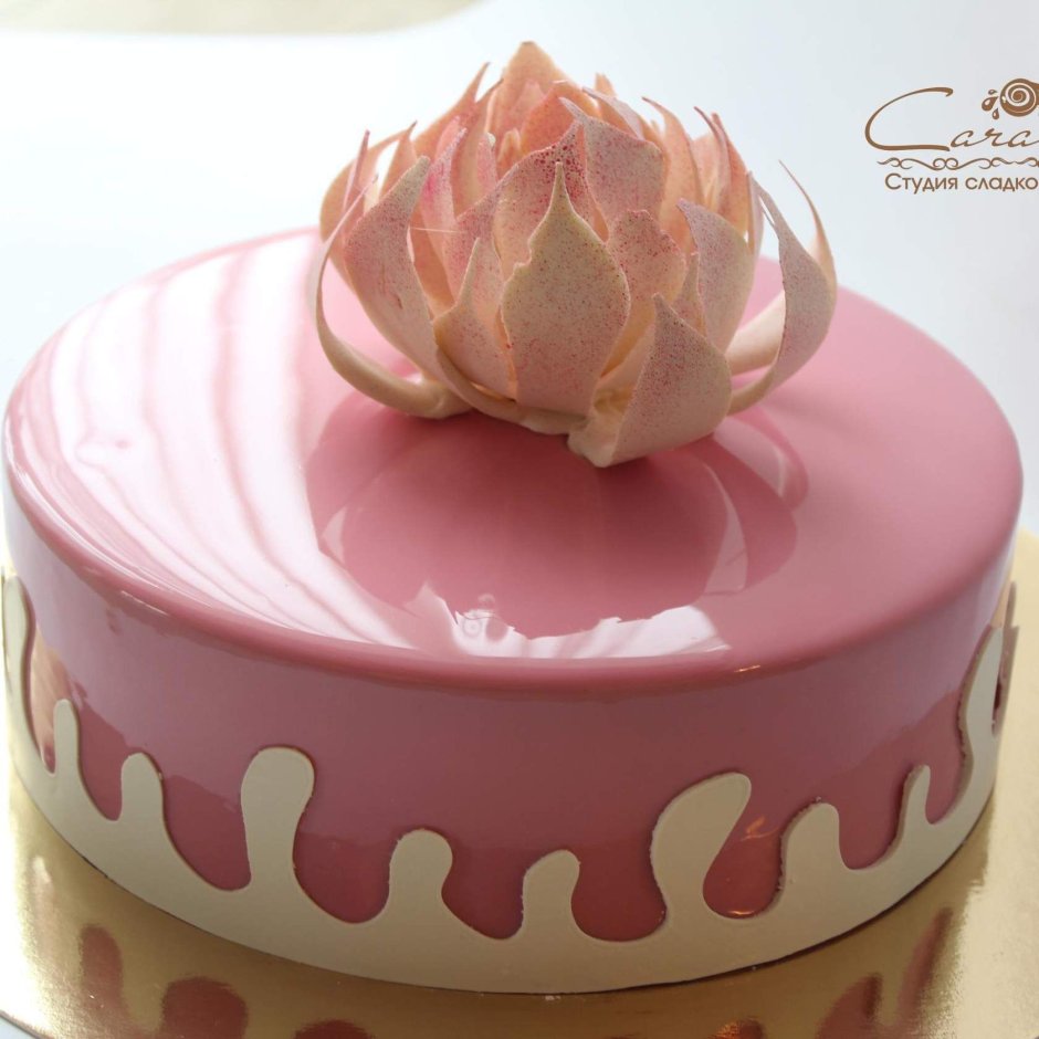 Торт с глазурью розоватого цвета
