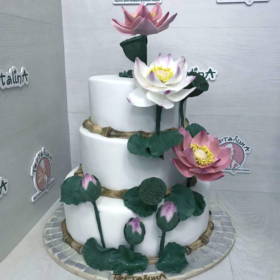 Торт с мраморным покрытием с лотосом цветком