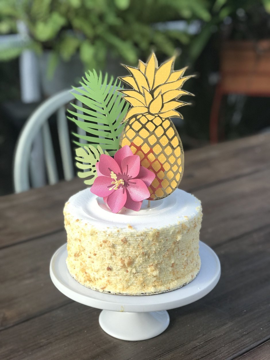 Торт украшенный ананасами