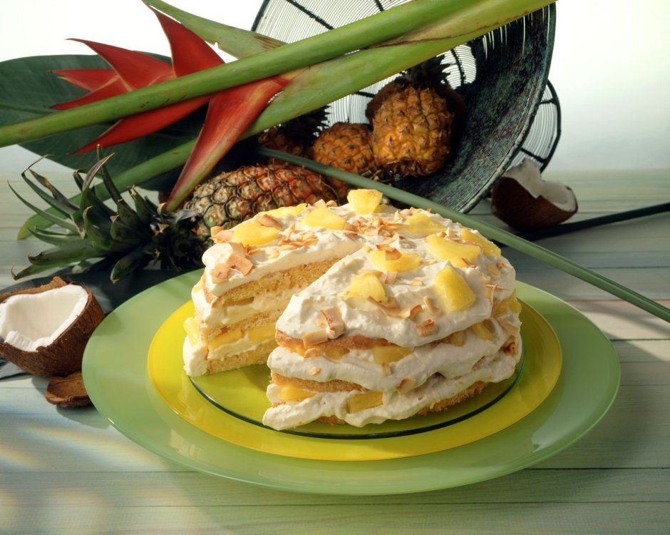 Бисквитный торт с ананасами