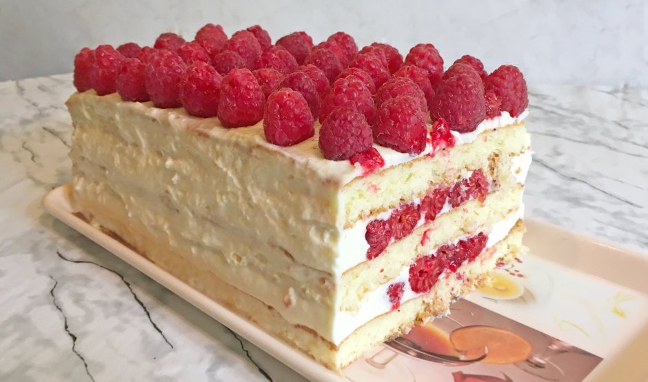 Торт белый с ягодами и фисташками