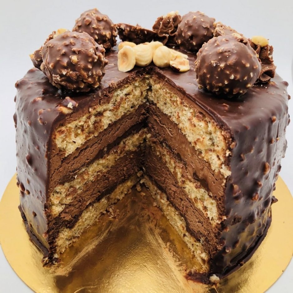 Торт с шоколадным бисквитом и вишней и кремом чиз