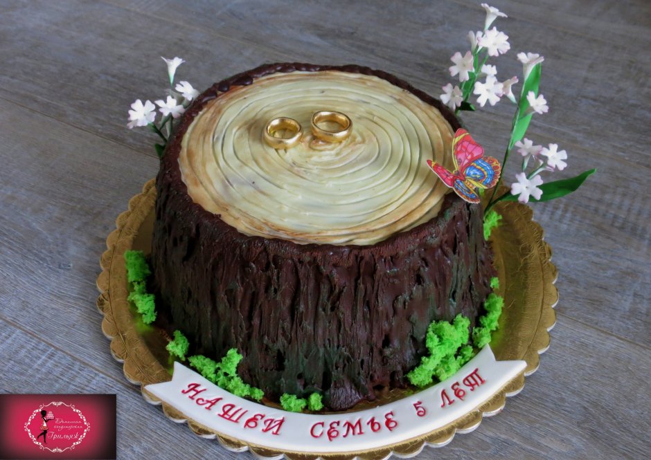 Торт с декором из мха