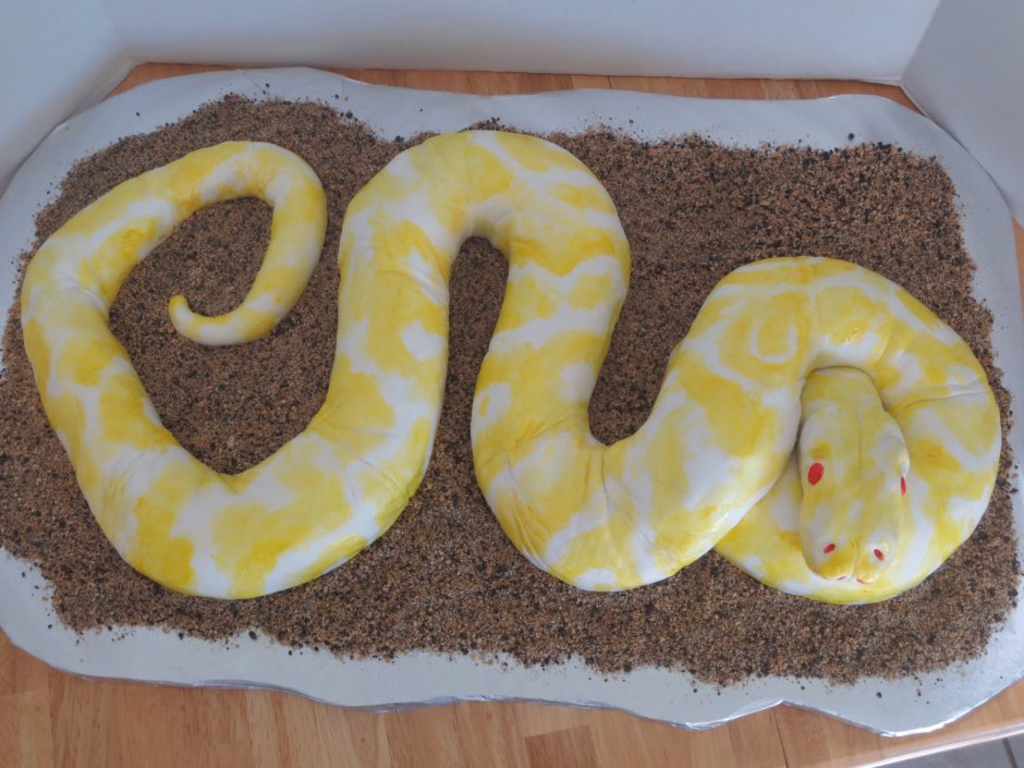 Детский торт со змеей