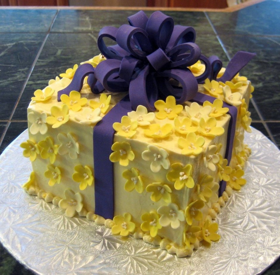 Торт желтого цвета