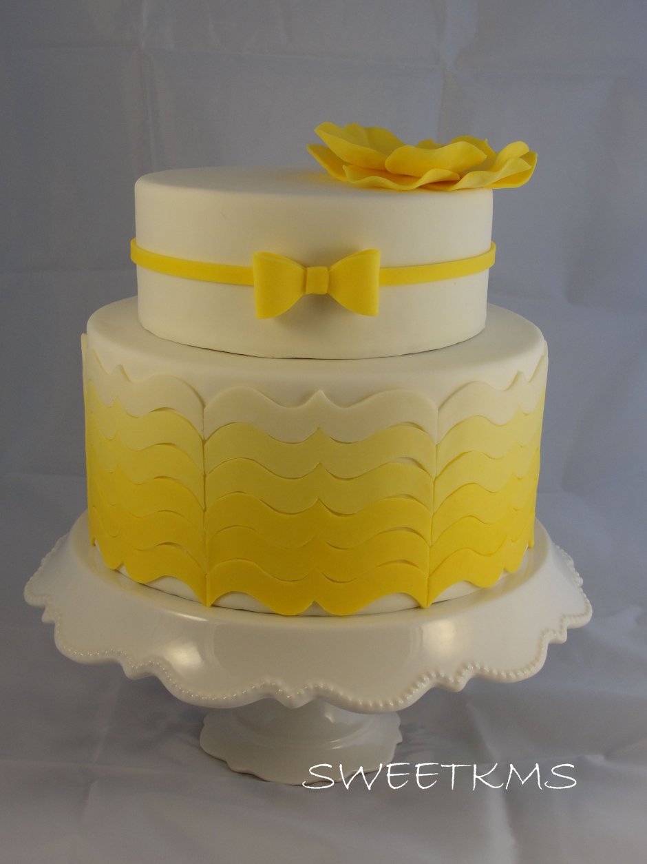 Желтый кремовый торт