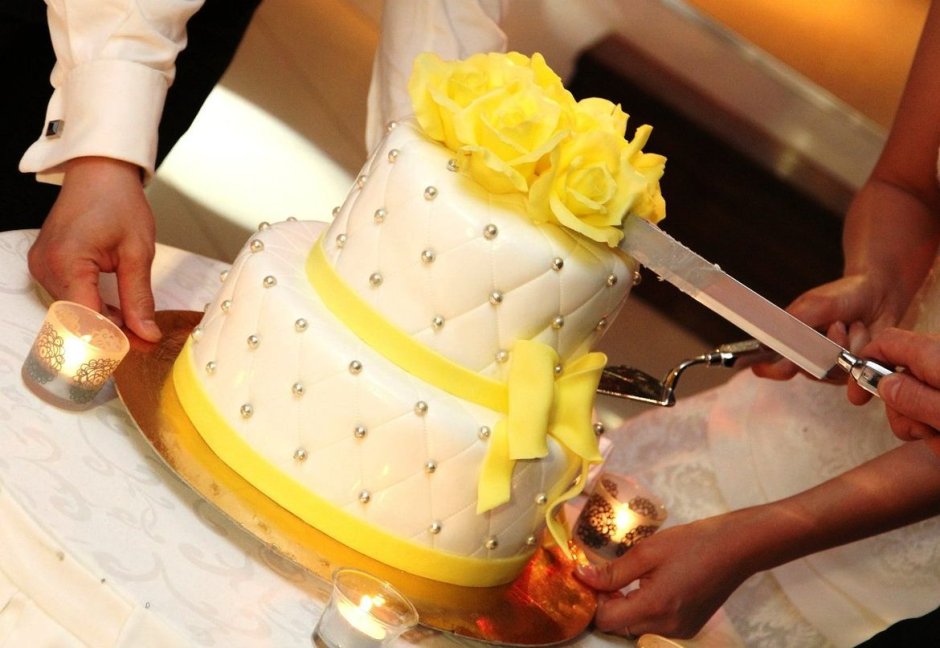 Красивый торт на желтом фоне