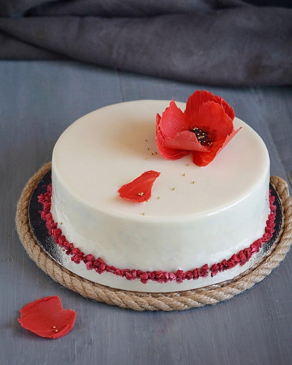 Торт с полевыми цветами и клубникой