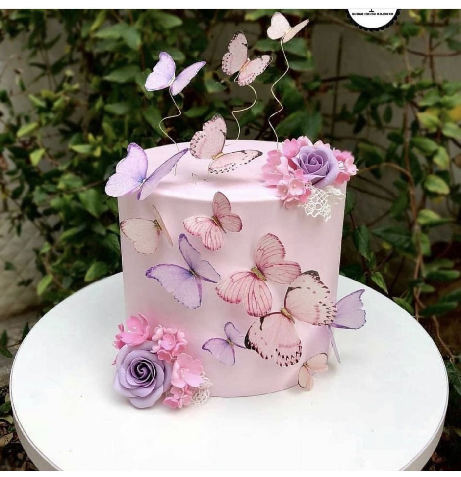 Торт с бабочками и цветами