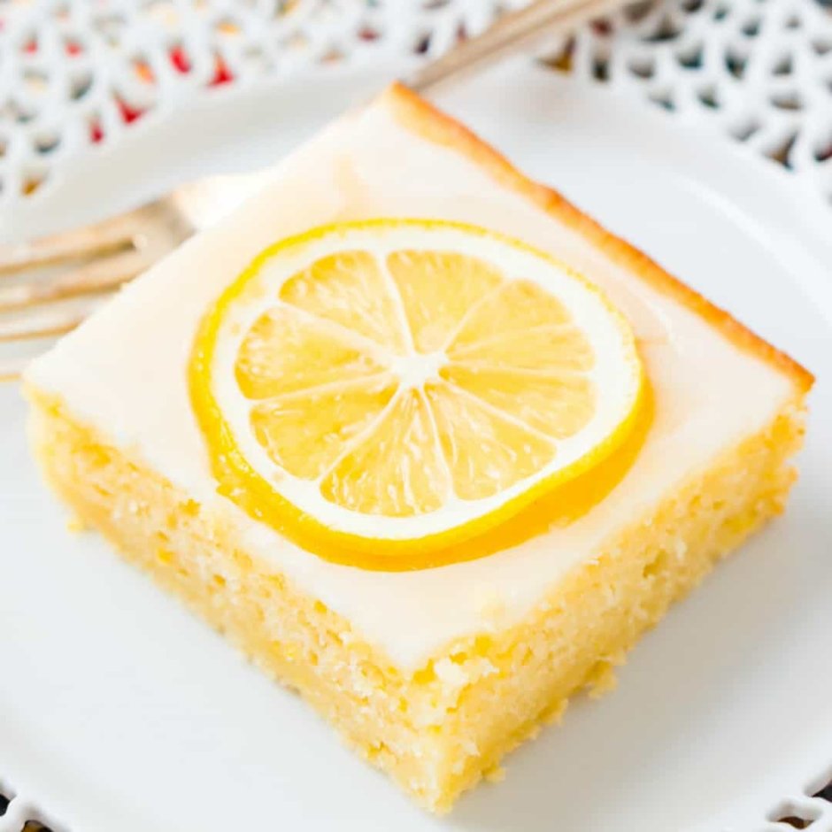 Лимонный торт на белой тарелке
