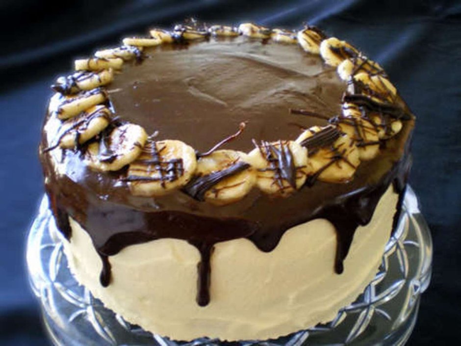 Украшение торта бананом и шоколадом