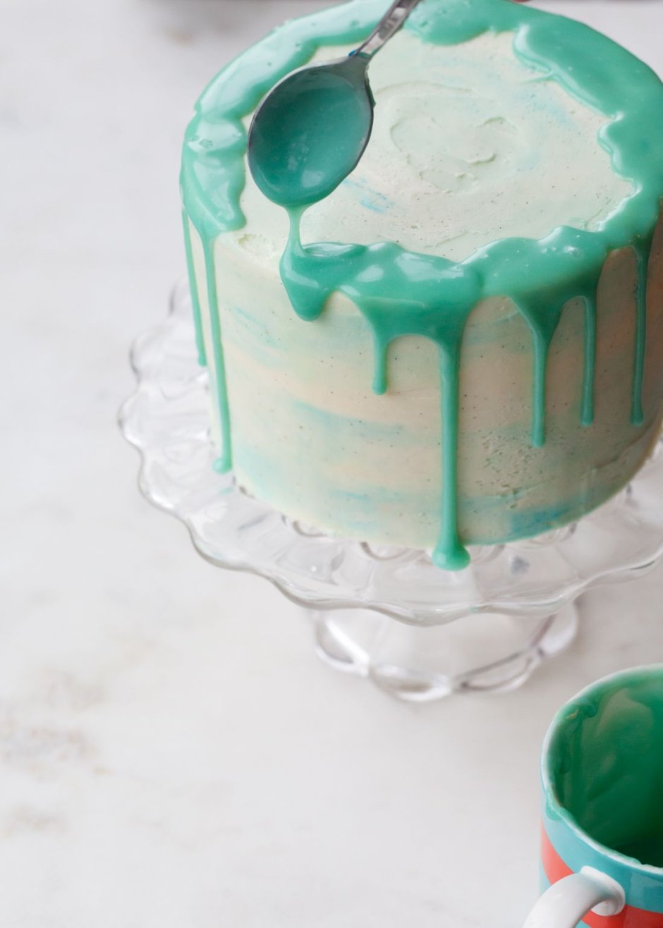 Украшение торта с голубой глазурью