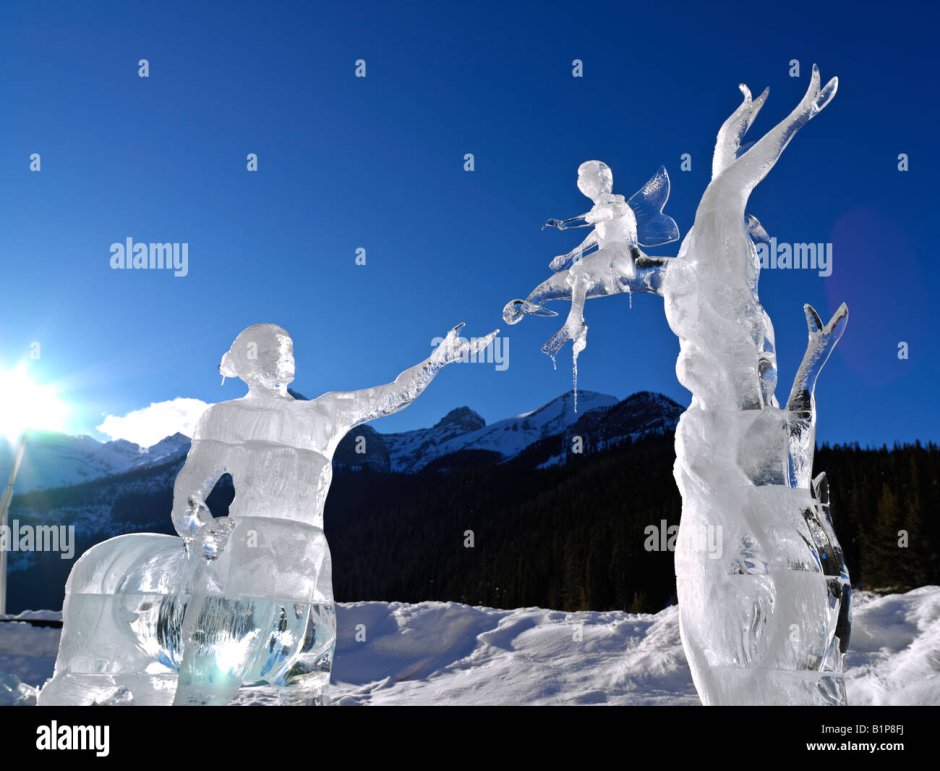 Ледяные скульптура лыжника