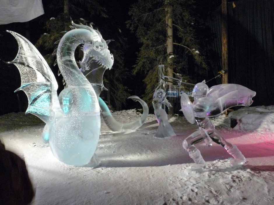 Скульптура дракона из льда