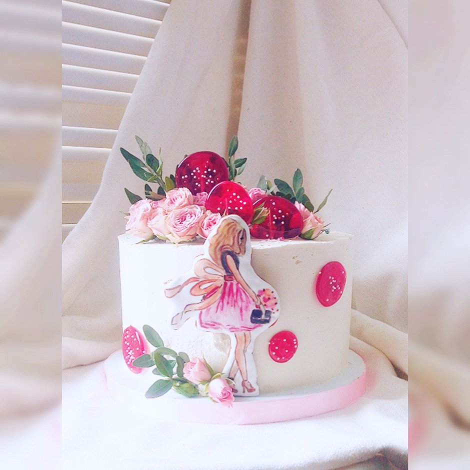Торт с живыми цветами и пряниками