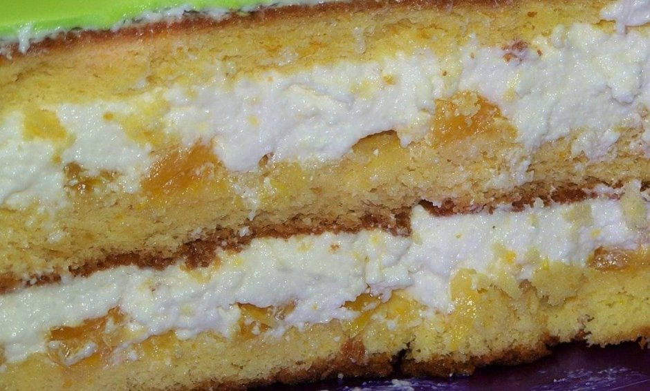 Бисквитный торт с кремом и ананасами