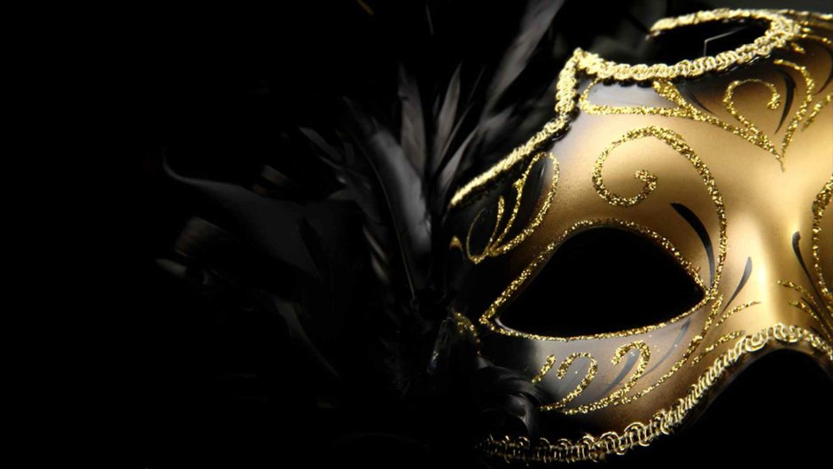 Венецианская маска на темном фоне