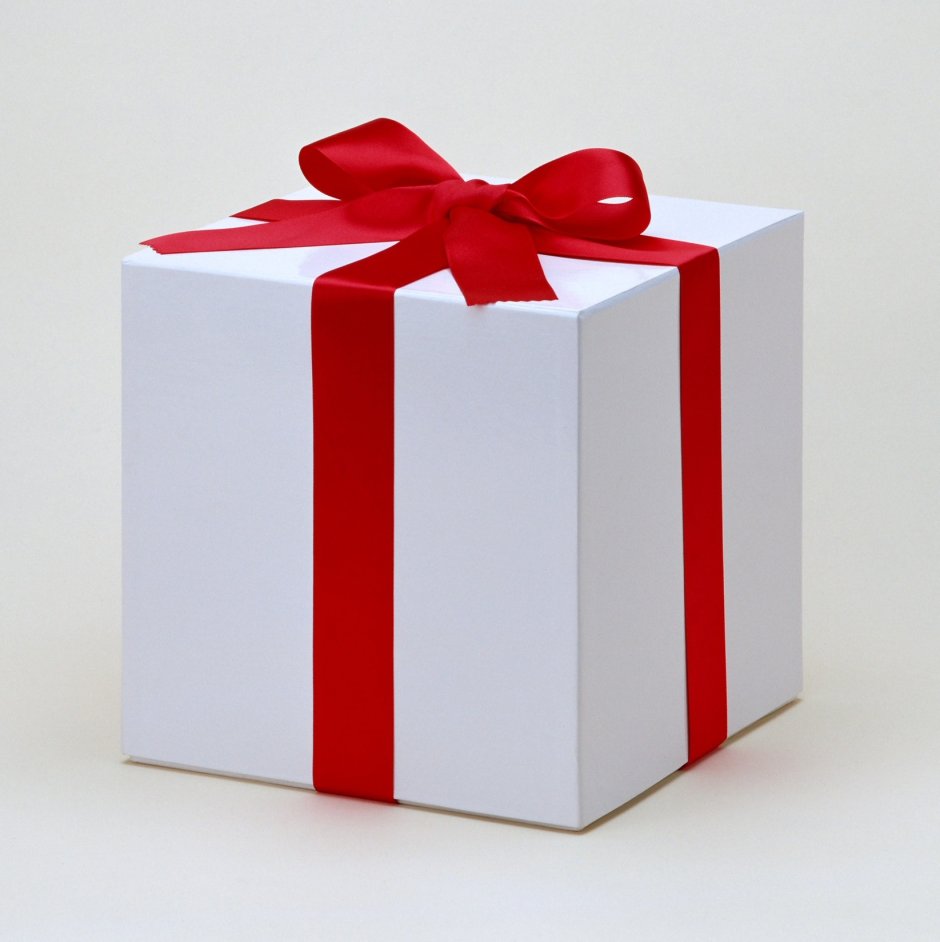 Коробка подарок на белом фоне