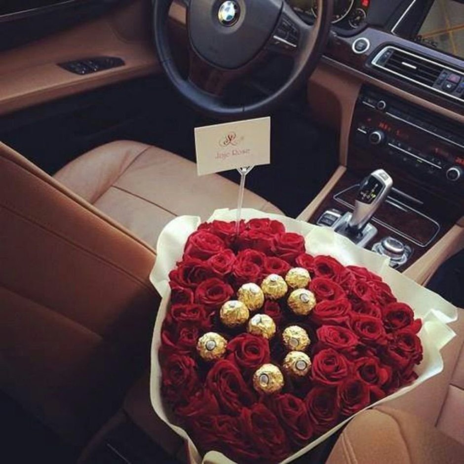 Цветы и подарок в машине