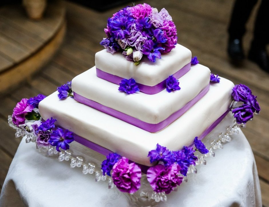 Торт на свадьбу белый с лавандой