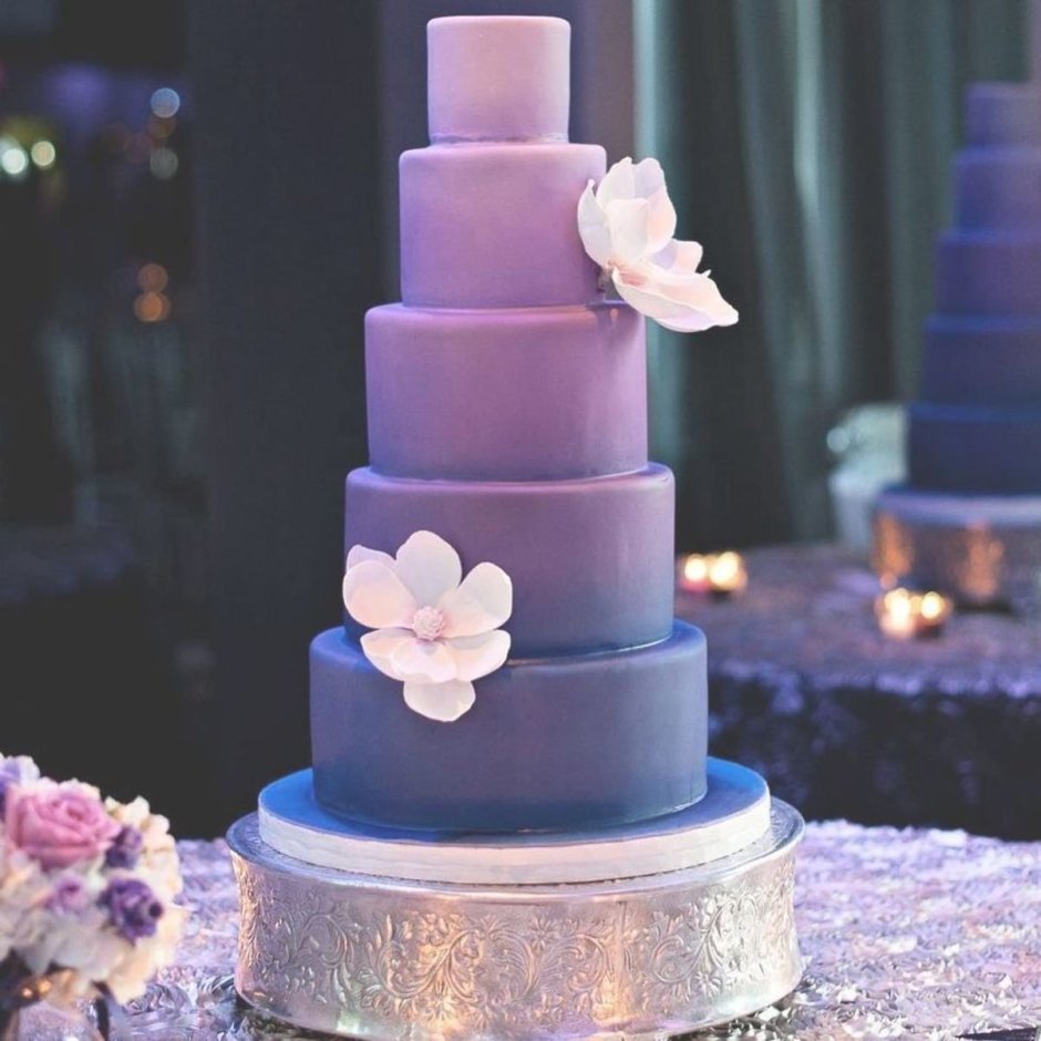 Свадебный торт фиолетовый трехъярусный