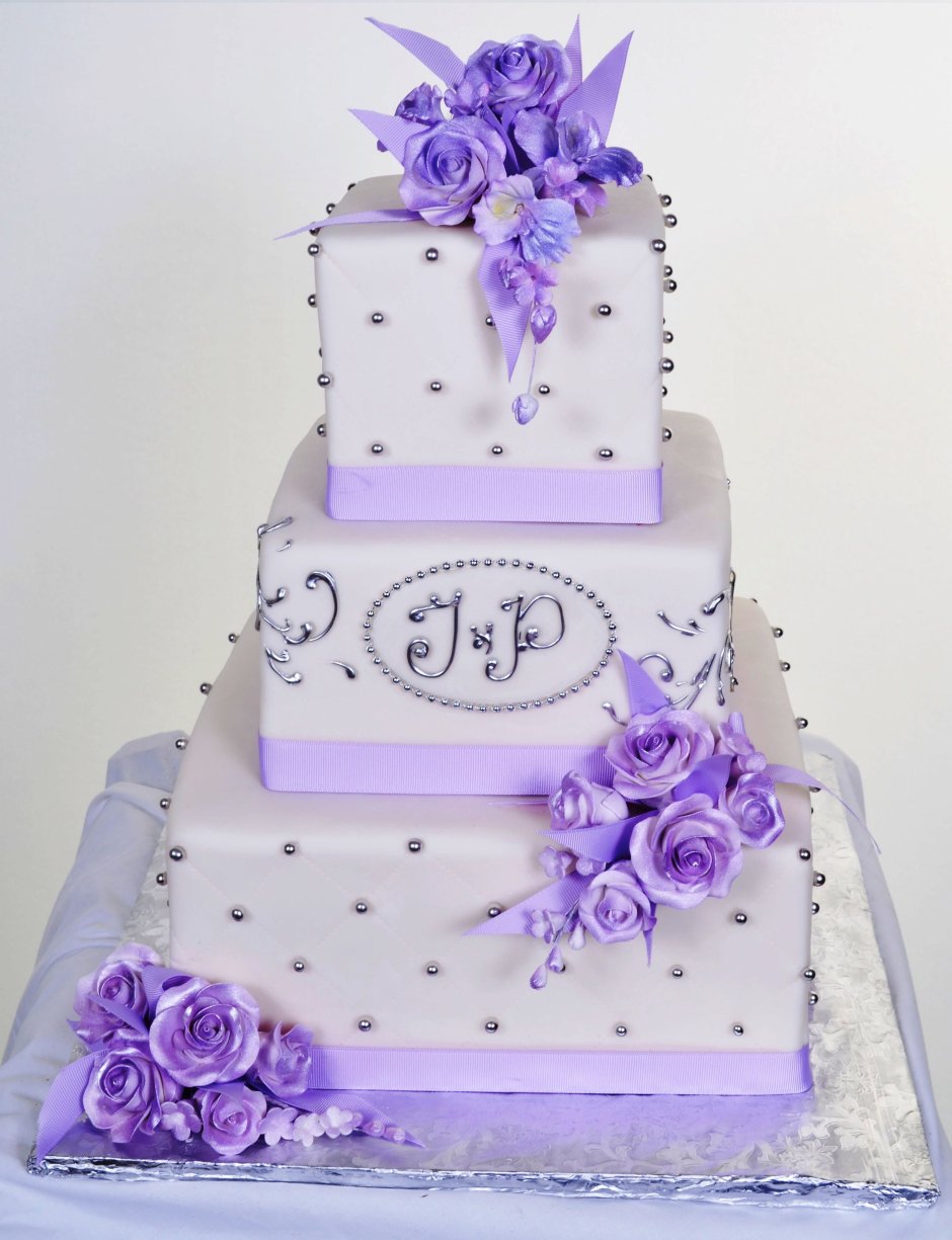 Свадебный торт в фиолетовых тонах двухэтажный