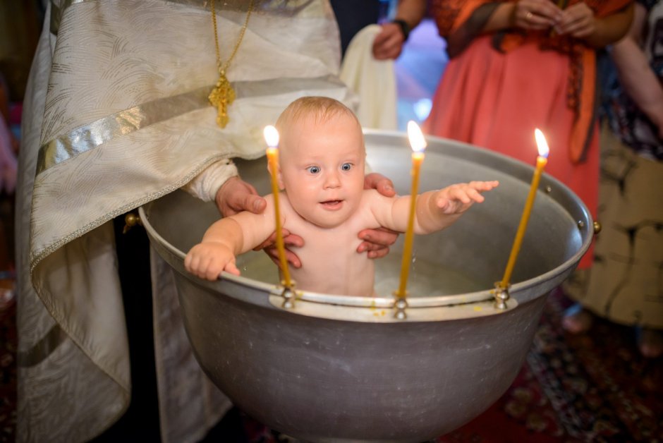 Крещальная купель в храме