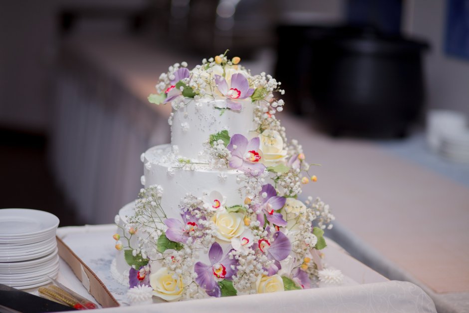 Свадебный торт с живыми цветами трехъярусный